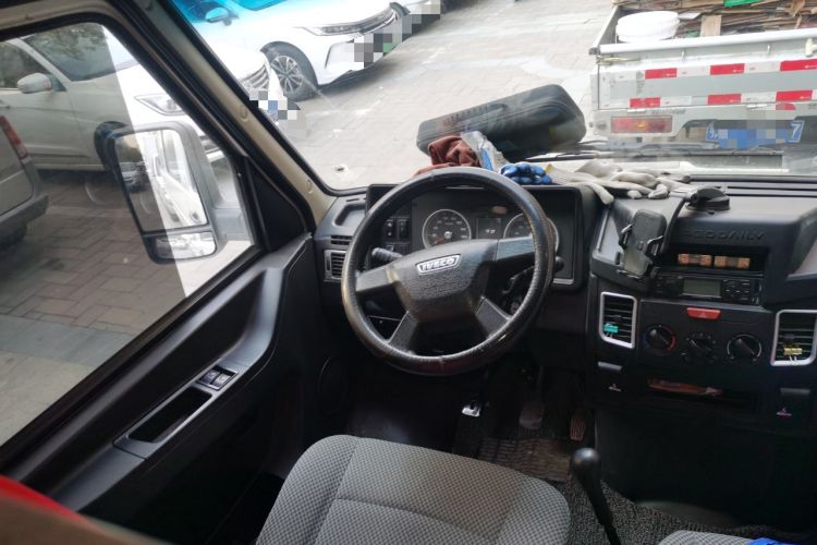 Used Iveco Daily 2021 2.5T A35 M1 Passenger Van 5-9 Seater Short Wheelbase Mid-Roof Design Dual Tires Side Sliding Door
