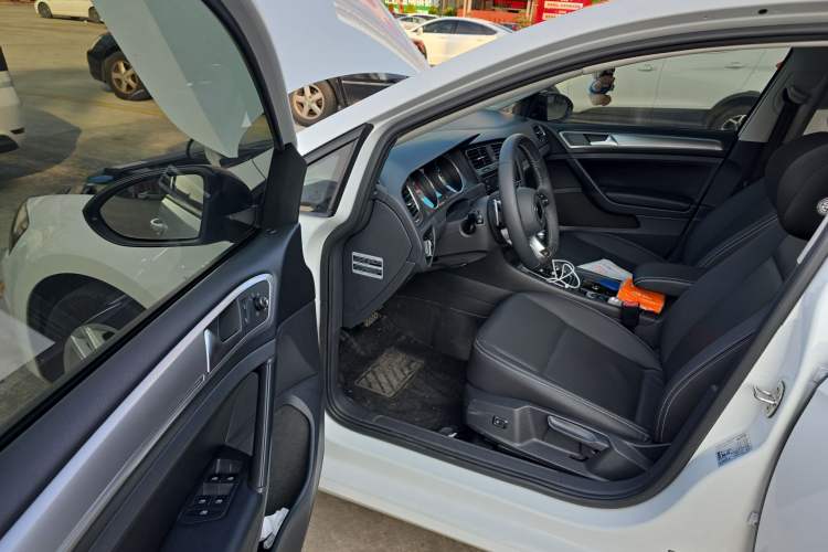 Used Volkswagen Golf 2016 1.6L Automatic Fashion Model
