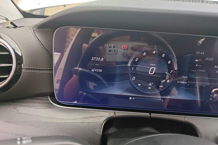 Used Mercedes-Benz E-Class 2016 E 200 L Sport Edition Odometer Close Up