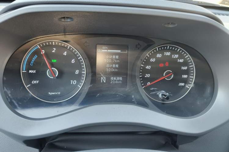 Used Wuling Yangguang 2024 300KM Comfort Version Passenger Van 75kW