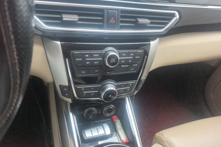 Used Zotye Domy X5 2017 Classic Edition 1.5T Manual Luxury Model Audio And AC Panel