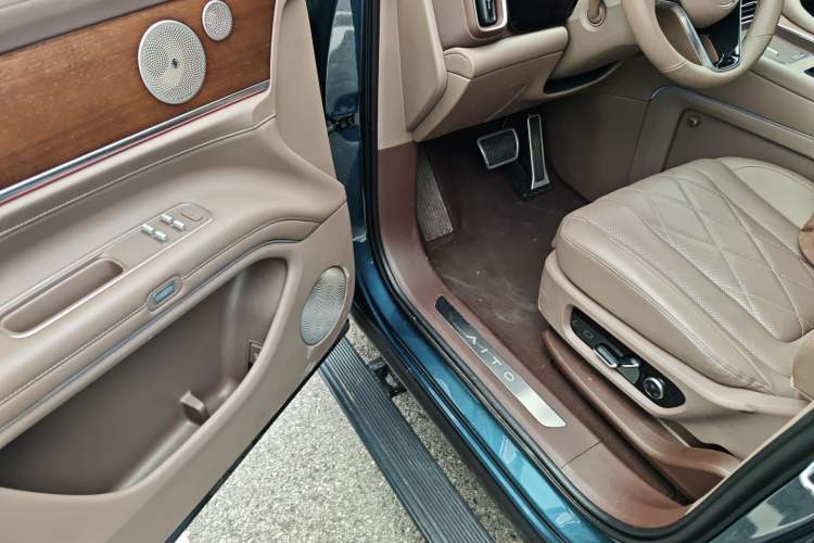 Used Hima AITO M9 2024 Range-Extended Ultra Version 52 kWh 5-Seater Model
