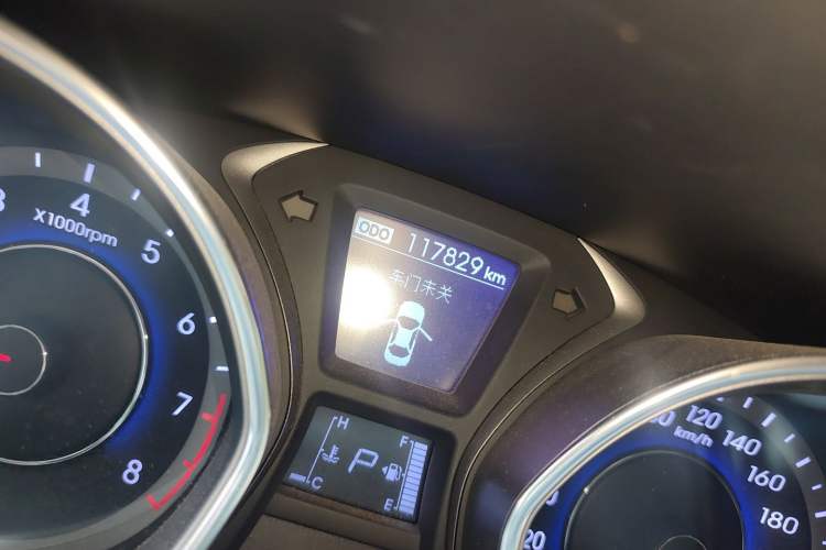 Used Hyundai Elantra (5th Generation / Langdong) 2016 1.6L Automatic Prestige Model Odometer Close Up