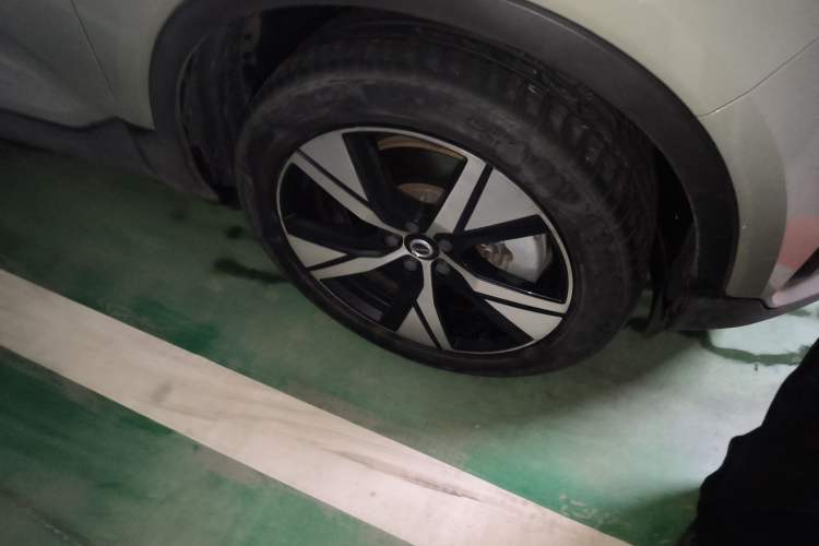 Used Volvo XC40 New Energy 2022 Long-Range Version Right Front Wheel Hub