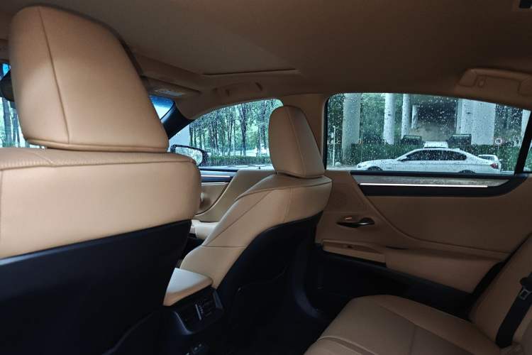 Used Lexus ES 2025 300h Deluxe Edition
