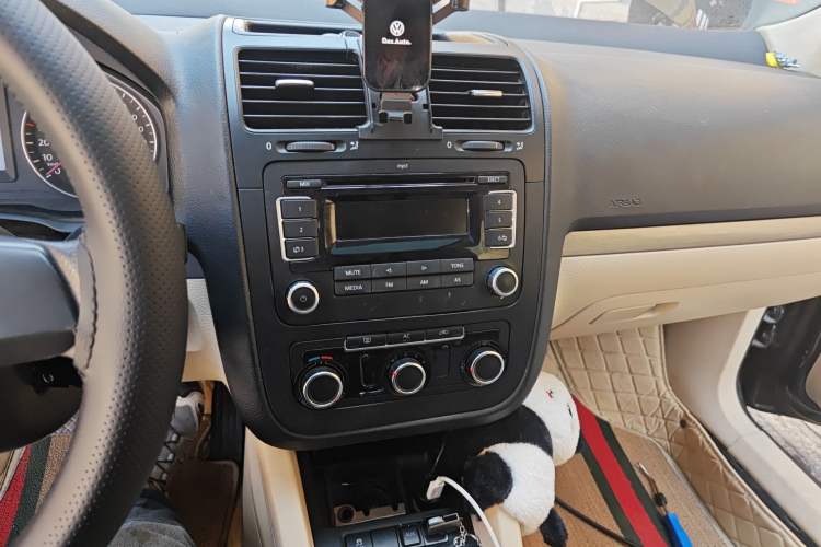 Used Volkswagen Sagitar 2011 1.6L Manual Comfort Version Audio And AC Panel