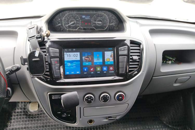 Used SAIC MAXUS Xintu V80 2023 2.0T AMT Classic Aoyuntong Short Wheelbase Ultra-Low Roof 5/6-Seater
