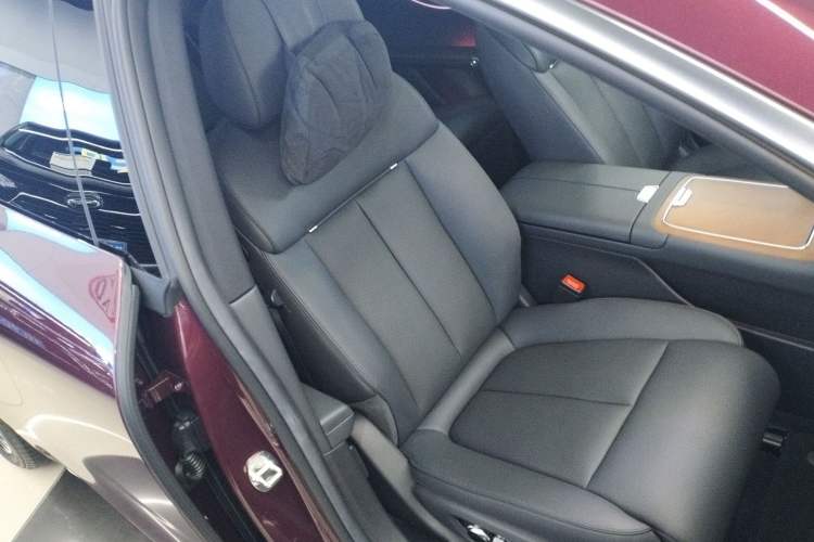 Used Hima Stelato S9 2024 All-Electric Max Rear-Drive Long-Range Version Right Front Seat