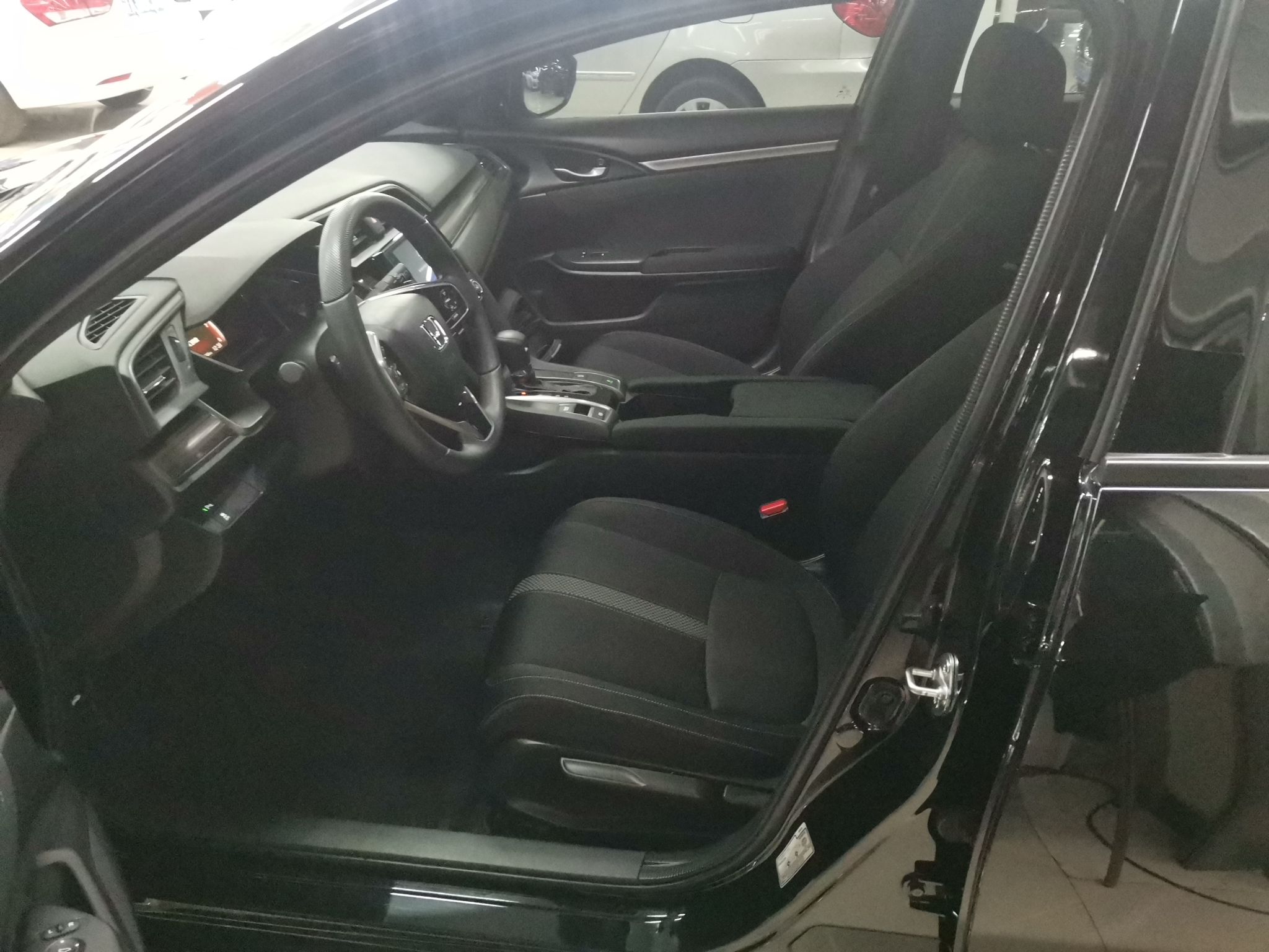 Переднее сиденье в автомобиле