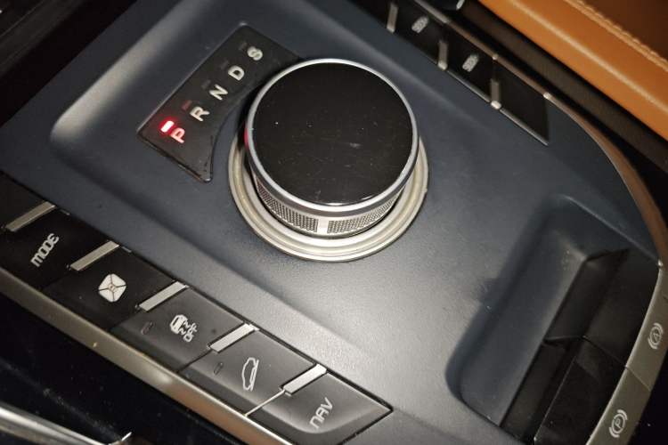 Used Zotye T700 2017 2.0T Dual-Clutch Prestige Version Gear Lever