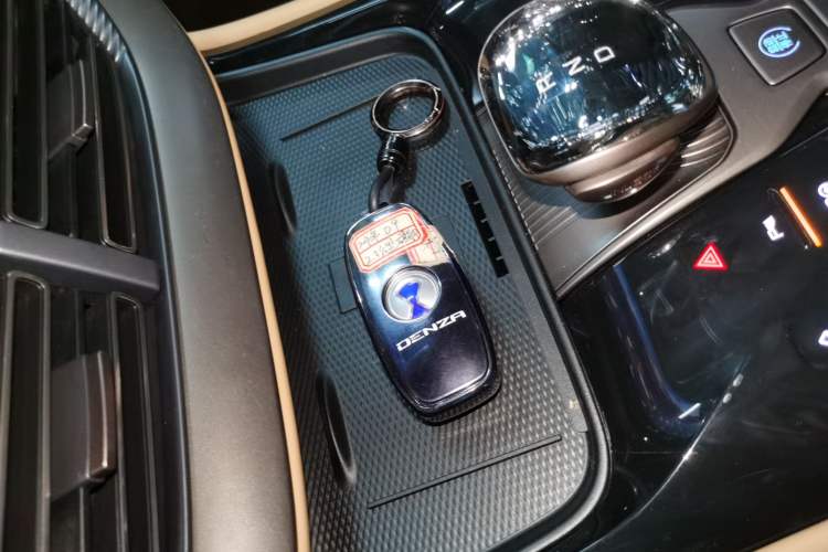 Used Denza D9 2022 DM-i 970 Four-Wheel Drive Flagship Model Vehicle Key