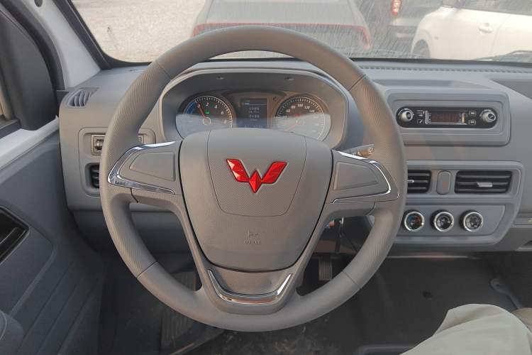 Used Wuling Yangguang 2024 300KM Comfort Version Passenger Van 75kW
