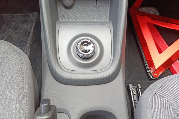Used Wuling Hongguang New Energy 2024 All-Electric Model 300KM Standard Version Gear Lever