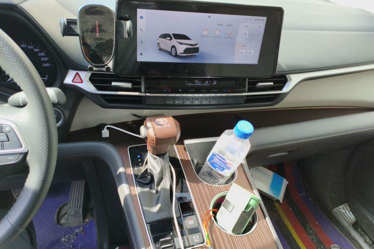 Used Toyota SIENNA 2026 Model 2.5L Dual-Engine Two-Wheel-Drive Comfort Edition Audio And AC Panel