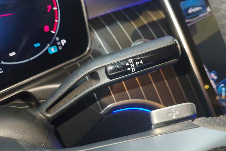 Used Mercedes-Benz C-Class 2023 Restyled C 260 L Night Edition Sports Version Gear Lever