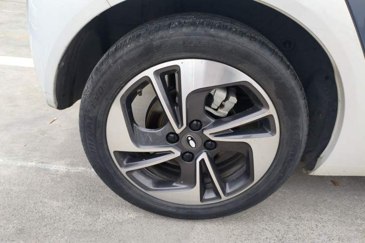 Used ORA Black Cat 2022 351 km Range Luxury Version Lithium-Ion Battery Right Rear Wheel Hub