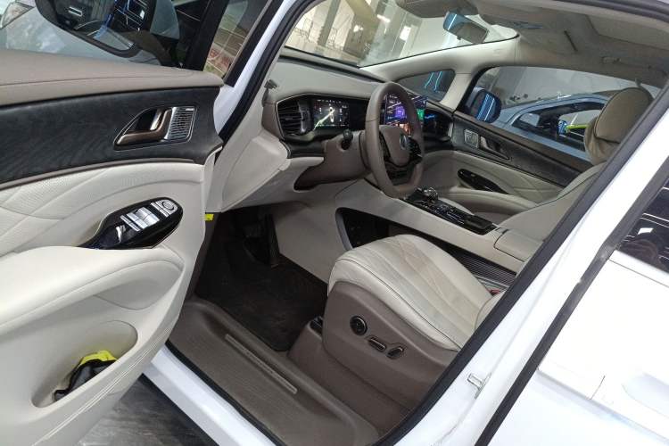 Used Denza D9 2022 DM-i 1040 Prestige Model