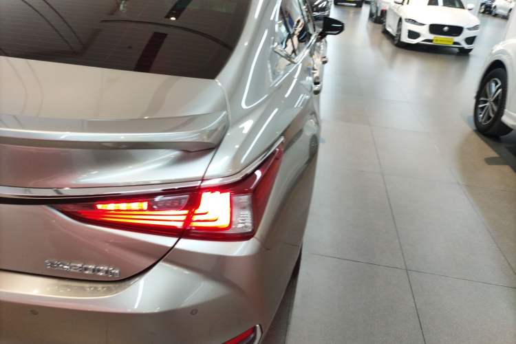 Used Lexus ES 2020 300h Deluxe Edition
