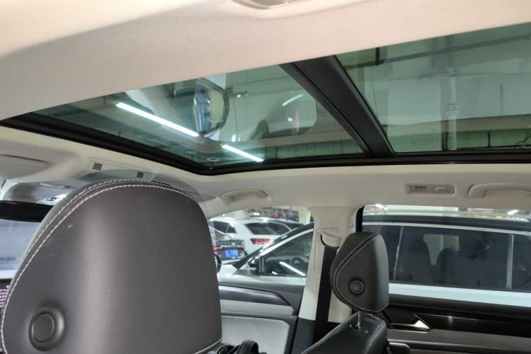 Used Volkswagen Tayron 2023 280TSI Two-Wheel-Drive Luxury Plus Advanced Version Headliner