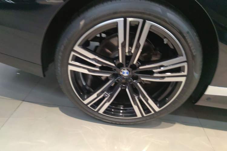 Used BMW 7 Series 2023 740Li Luxury Edition M Sport Package Right Rear Wheel Hub