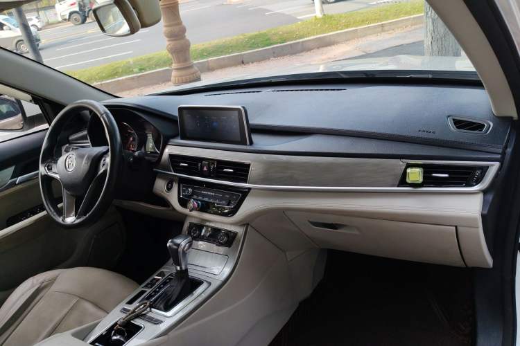 Used Hanteng X5 2018 1.5T CVT Luxury Edition Center Console