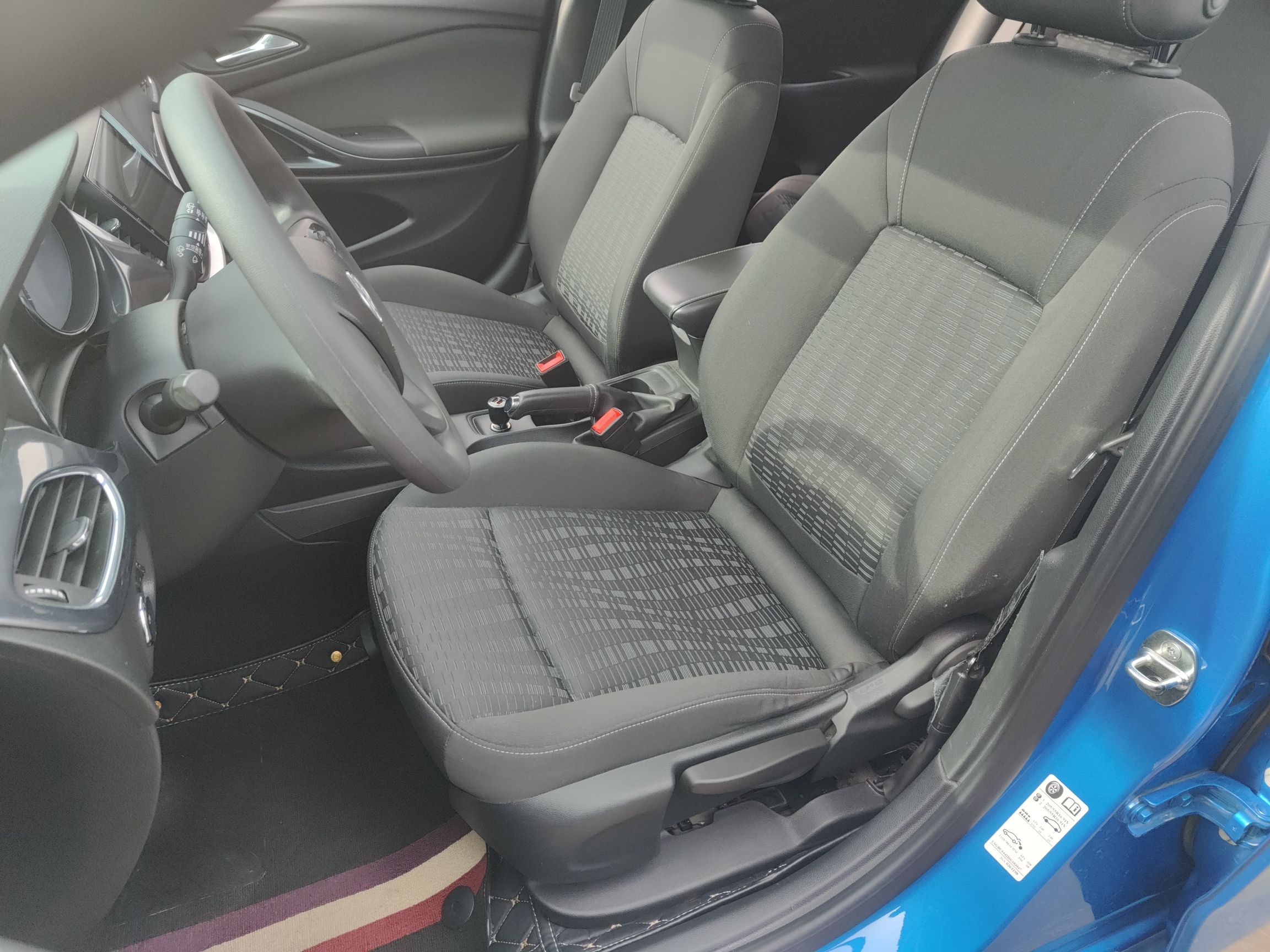 Переднее сиденье в автомобиле