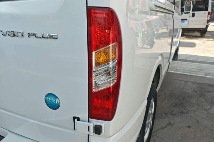 Used SAIC MAXUS Xintu V80 2021 2.0T PLUS Manual All-Around King Long Wheelbase Mid-Roof Variant with 6/7/8/9 Seats
