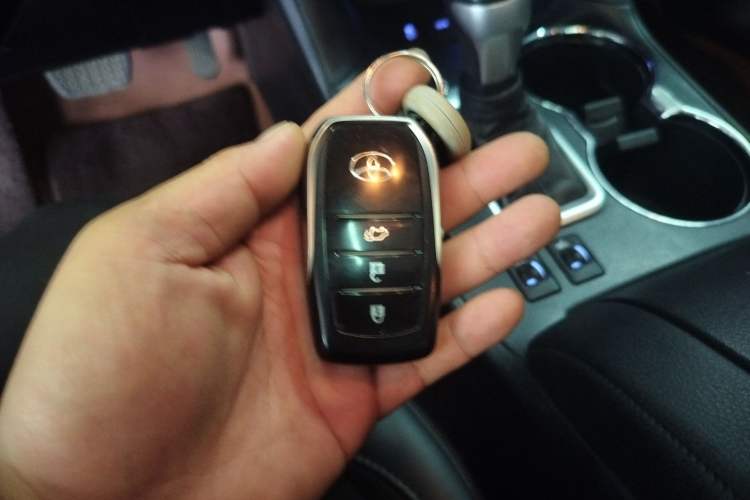 Used Toyota Highlander 2018 2.0T Four-Wheel Drive Luxury Version 7 Seats China VI Standard Vehicle Key