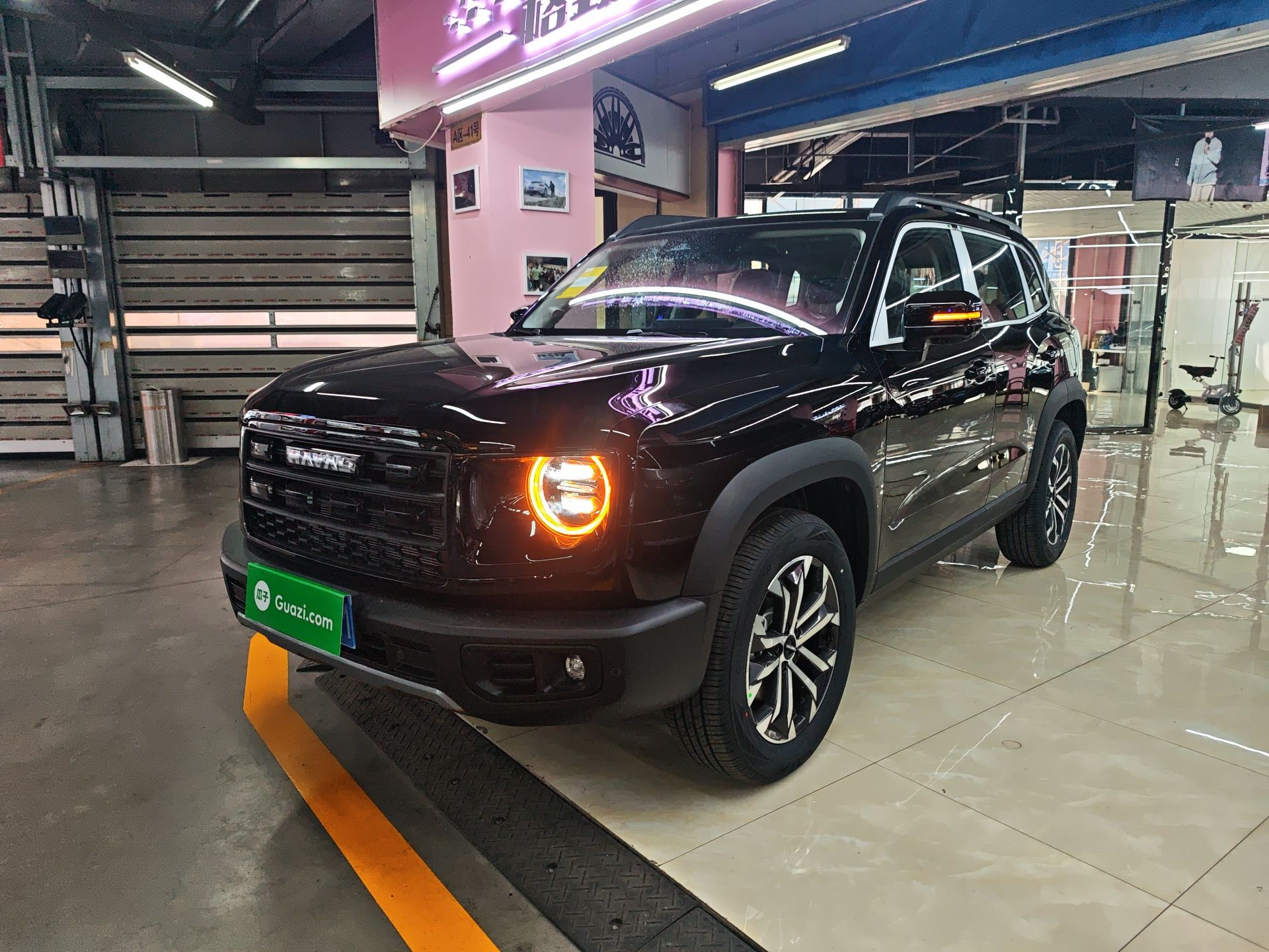 تحت مقدمة السيارة