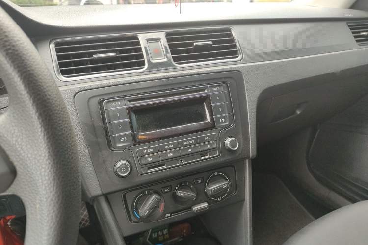 Used Volkswagen Santana 2013 1.4L Manual Fashion Edition Audio And AC Panel