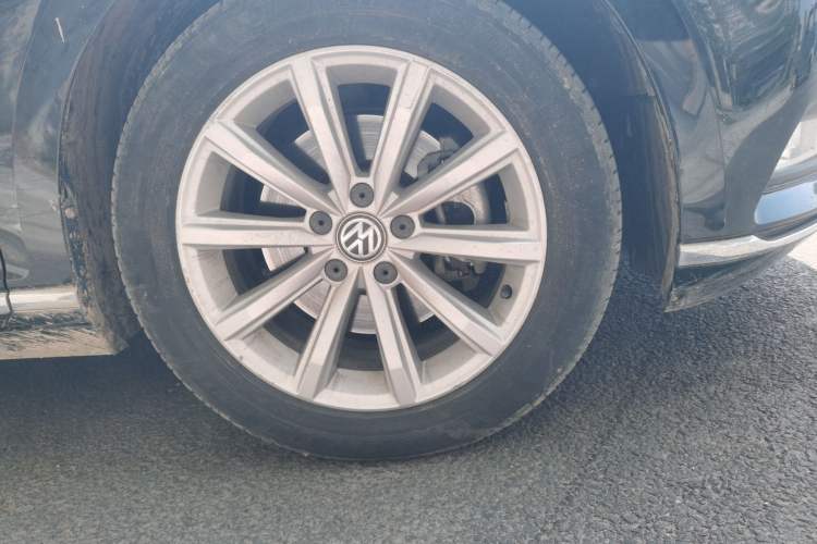 Used Volkswagen Magotan 2017 330TSI DSG Leading Model Right Front Wheel Hub