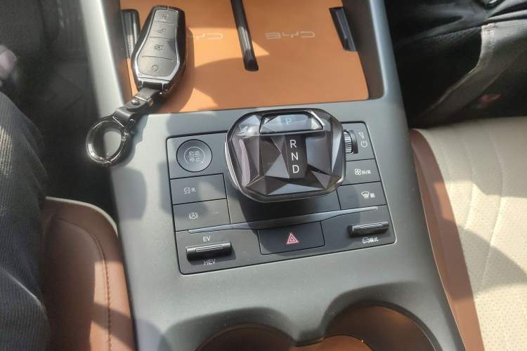 Used BYD Qin PLUS 2025 DM-i Smart Drive 55KM Leading Model Gear Lever