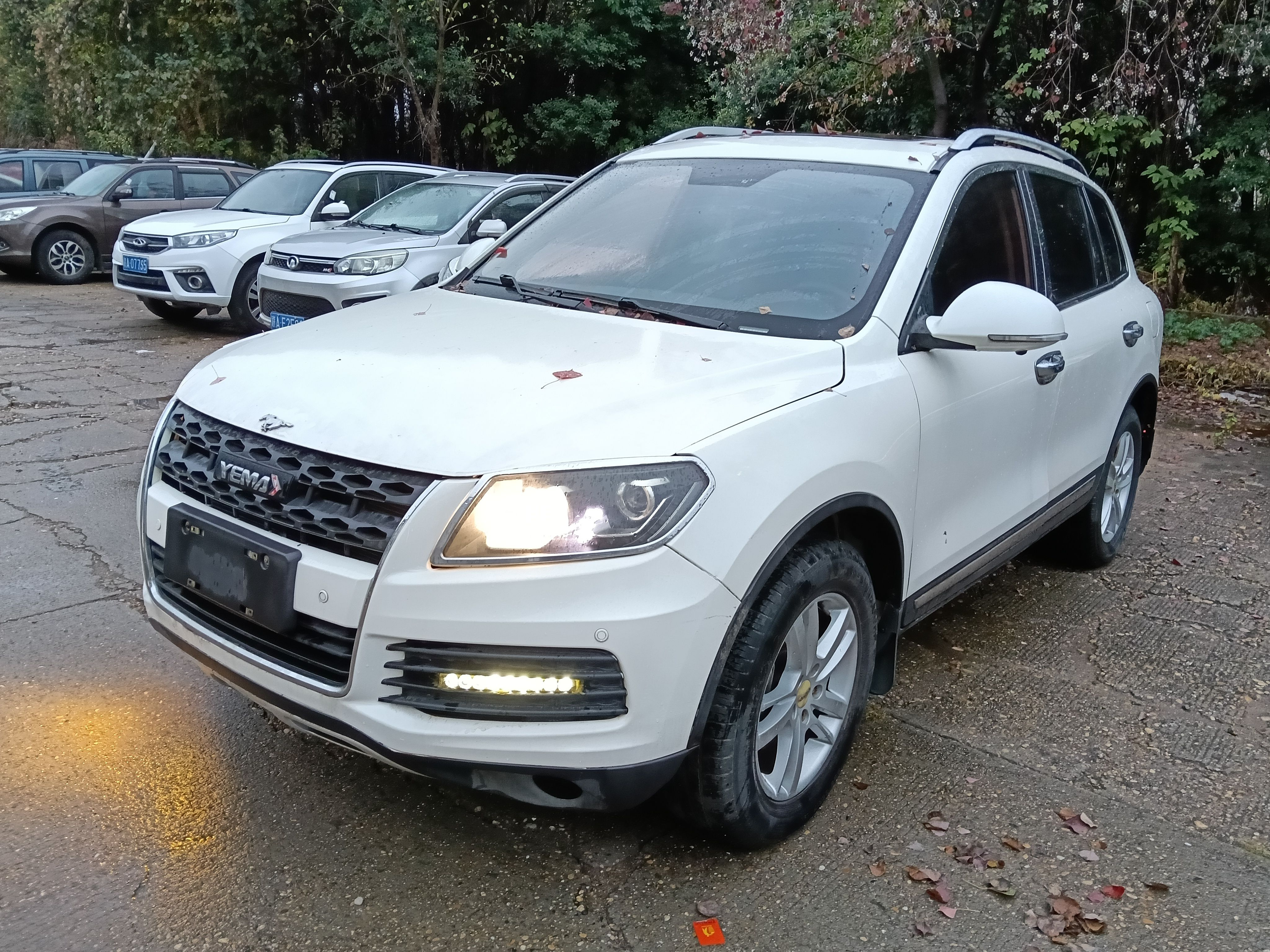 Под передней частью автомобиля