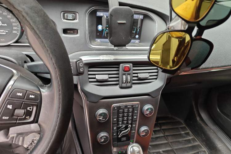 Used Volvo V40 2013 2.0T Zhiyi Edition Audio And AC Panel