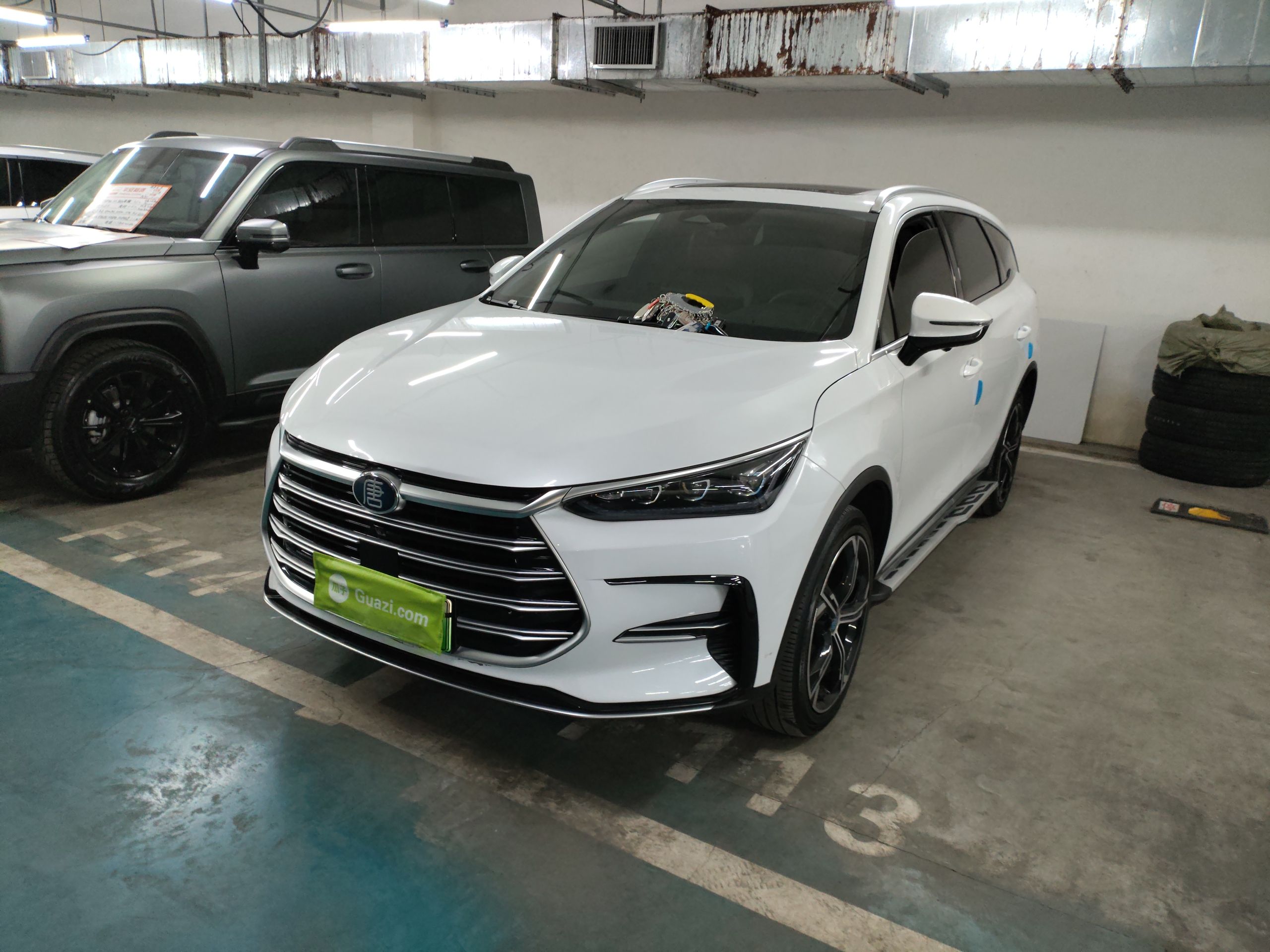 Под передней частью автомобиля