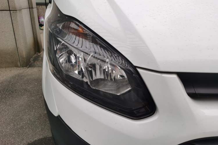 Used Ford Transit 2019 2.0T Gasoline Automatic Multi-Function Commercial Vehicle Short Wheelbase Low Roof 6-Seater China VI Standard