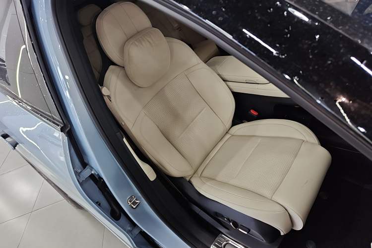 Used Nio ES6 2024 75 kWh Right Front Seat