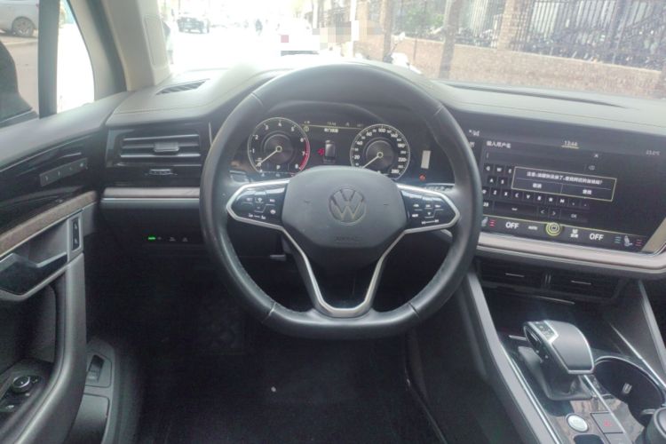 Used Volkswagen Touareg 2022 3.0 TSI Luxury Edition Black Diamond Sport Package Steering Wheel