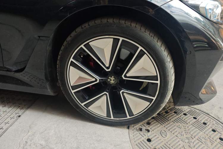 Used BMW i3 2024 eDrive 40 L Midnight Sports Package Right Front Wheel Hub
