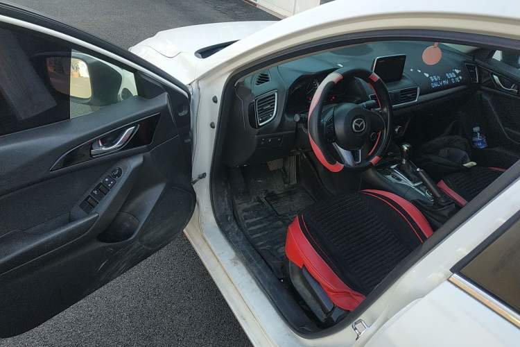 Used Mazda Mazda 3 Axela 2014 Sedan 1.5L Automatic Luxury Model
