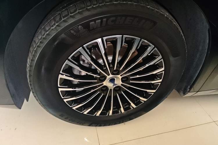 Used Denza D9 2024 DM-i 980 Four-Wheel Drive Prestige Model Left Front Wheel Hub