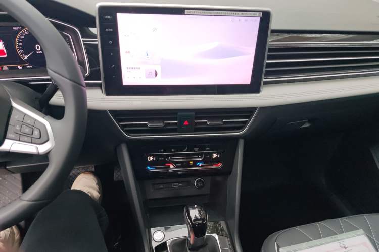 Used Volkswagen Tiguan L 2025 Model, Outstanding Version, 300TSI Automatic Two-Wheel Drive Longteng Edition Audio And AC Panel