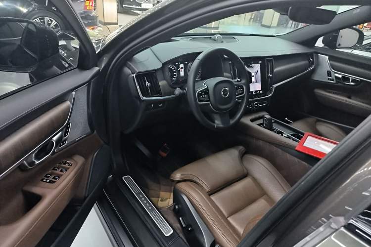 Used Volvo V90 2021 Cross Country B5 AWD Prestige Edition