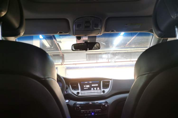 Used Hyundai Tucson 2015 1.6T Dual-Clutch Two-Wheel-Drive Smart Model Headliner