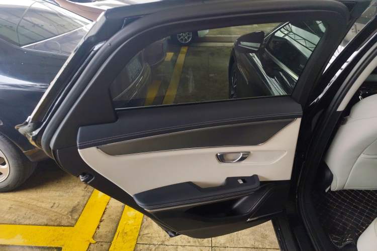 Used BYD e9 2021 Business Edition
