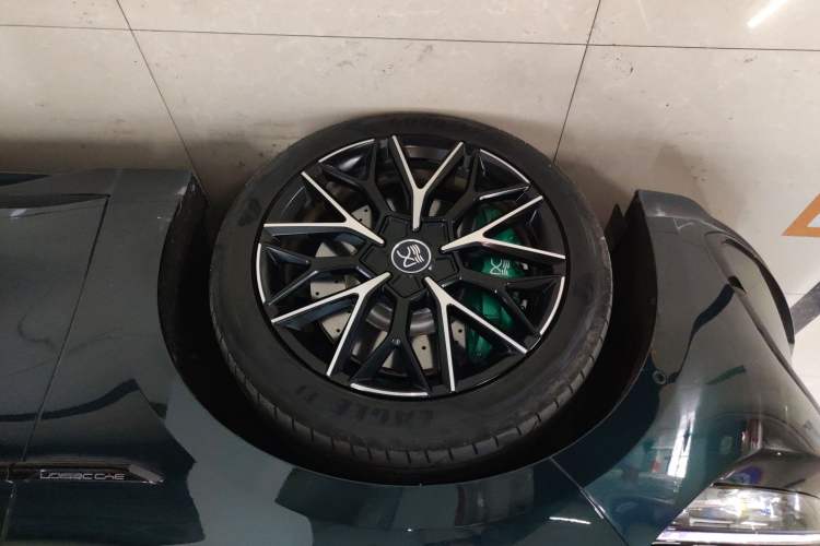 Used BYD Han 2022 EV 610 km All-Wheel-Drive Qianshan Cui Limited Edition Left Front Wheel Hub