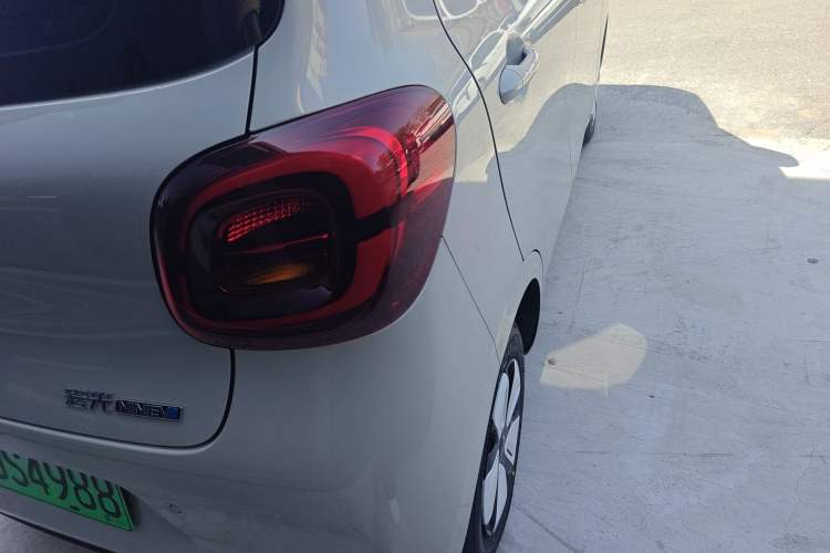 Used Wuling Hongguang MINIEV 2025 Four-Door Version Advanced Edition Right Rear Taillight