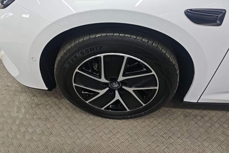 Used BYD Qin L 2025 DM-i Smart Drive 120KM Superior Model Left Front Wheel Hub