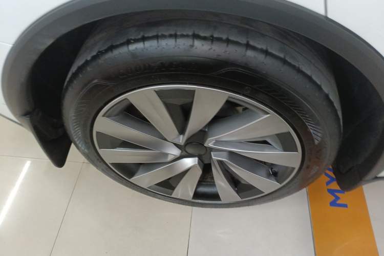 Used Tesla Model Y 2025 Long-Range All-Wheel-Drive Version
