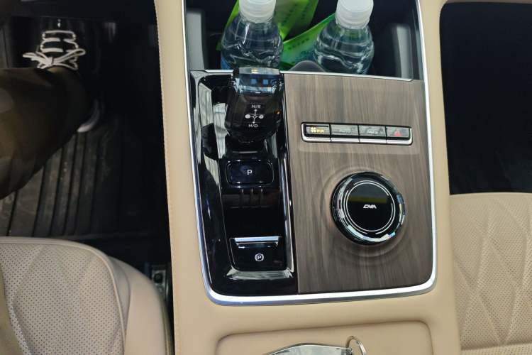 Used Geely Auto Monjaro L 2025 Dongfang Yao 2.0TD Automatic All-Wheel-Drive Wangyue Edition Gear Lever